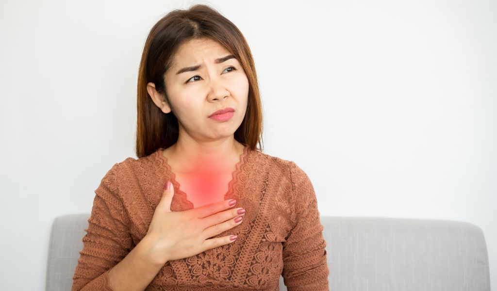 Ợ nóng, cảm giác nóng rát vùng ngực và cổ họng là triệu chứng điển hình của GERD