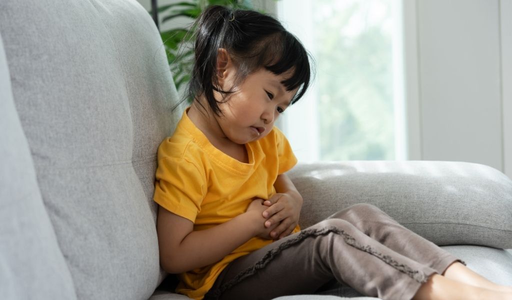 Triệu chứng ở trẻ lớn có thể là đau bụng, hôi miệng, nóng rát sau xương ức hoặc viêm phổi tái phát