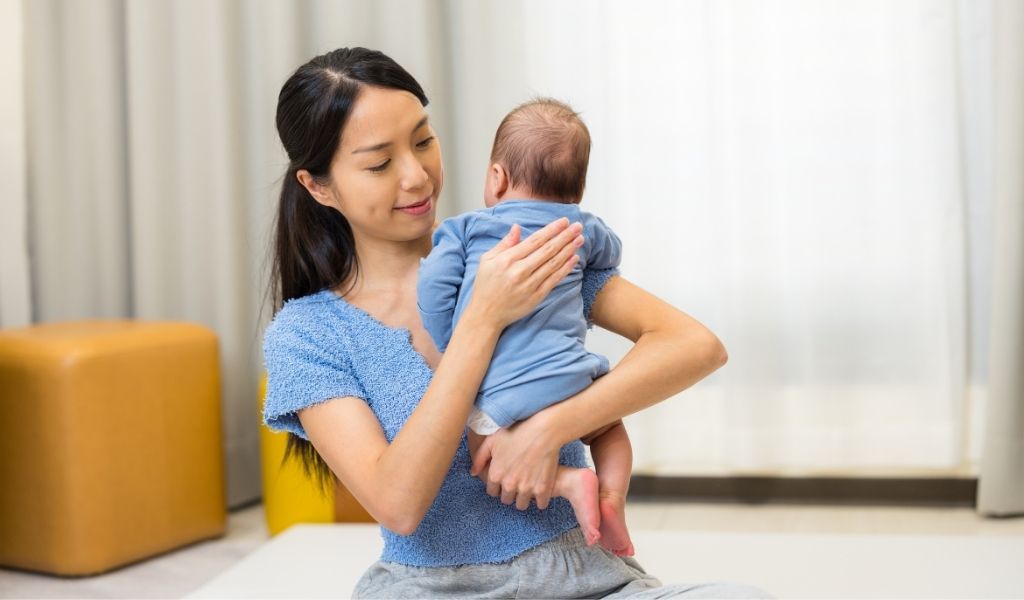 Bế trẻ ở tư thế thẳng 20 - 30 phút sau khi bú, vỗ ợ hơi để giảm khí dư và tránh căng dạ dày