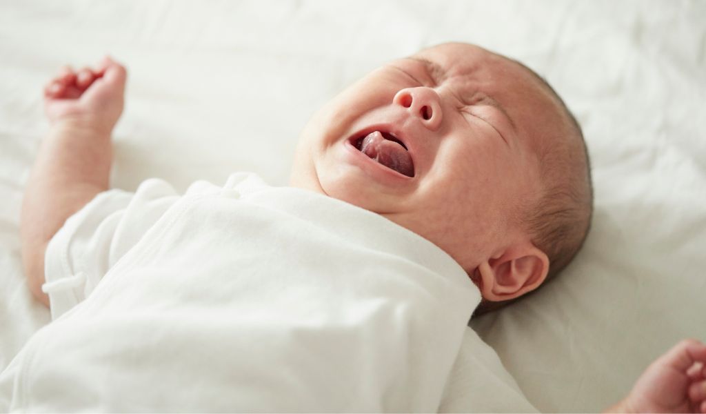 Trẻ quấy khóc dữ dội khi bú hoặc sau bú có thể là dấu hiệu cảnh báo, cần đưa trẻ đi khám ngay