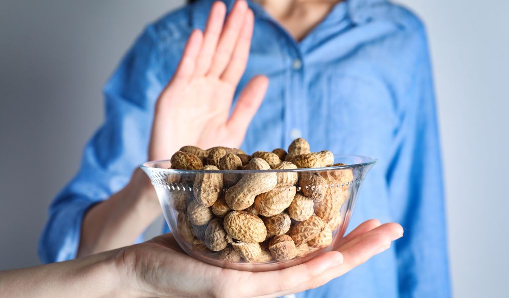 Tránh ăn các thực phẩm bị dị ứng như đậu phộng, hải sản, trứng