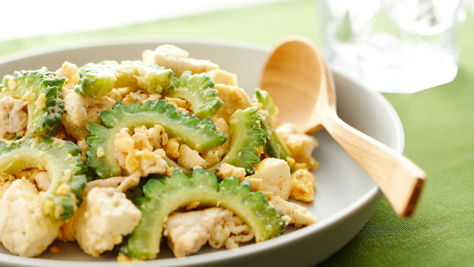 Mẹ sau sinh ăn khổ qua được không? Hướng dẫn dinh dưỡng an toàn cho mẹ 2