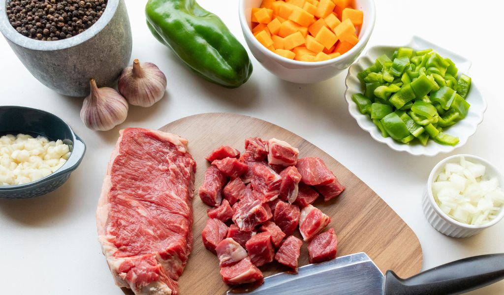 Leucine có nhiều trong thực phẩm giàu protein như thịt bò, thịt gà, thịt lợn nạc