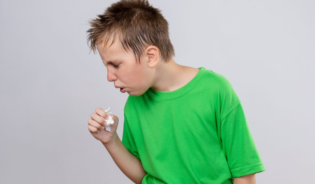 Các dấu hiệu phổ biến bao gồm sốt, ho, sổ mũi, nghẹt mũi, đau họng và khò khè