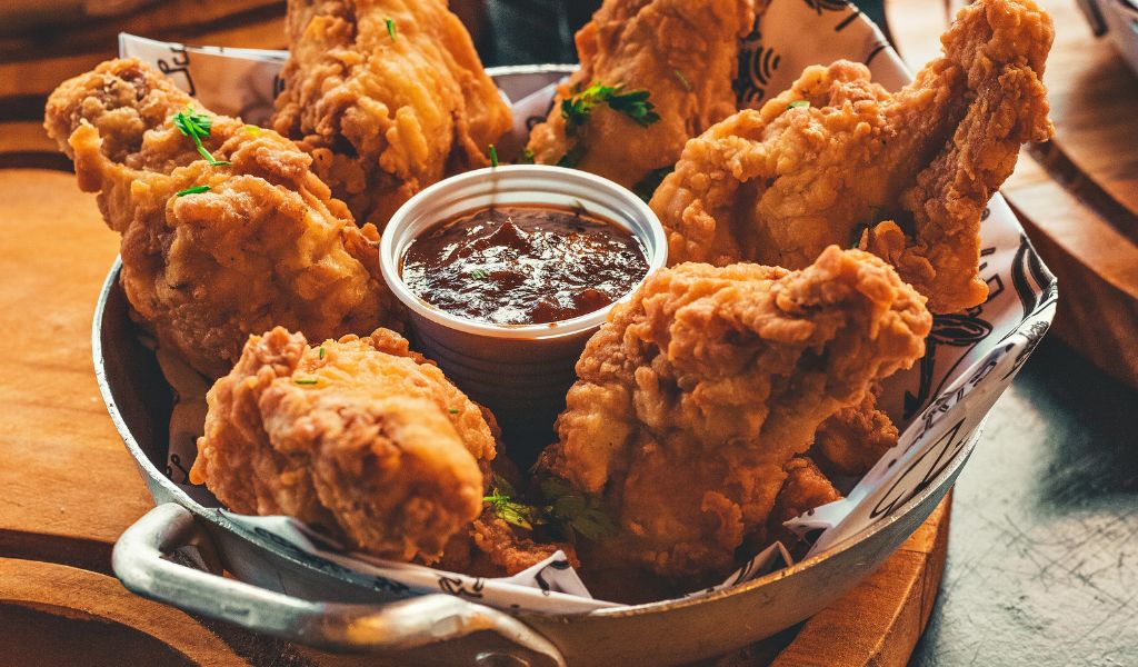 Không kết hợp trái cây với các thực phẩm giàu chất béo bão hòa, đồ chiên rán