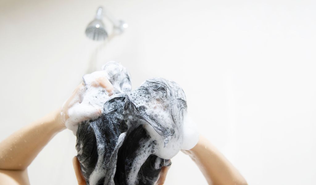 Giữ da đầu sạch và khô thoáng bằng cách gội đầu đều đặn với dầu gội dịu nhẹ