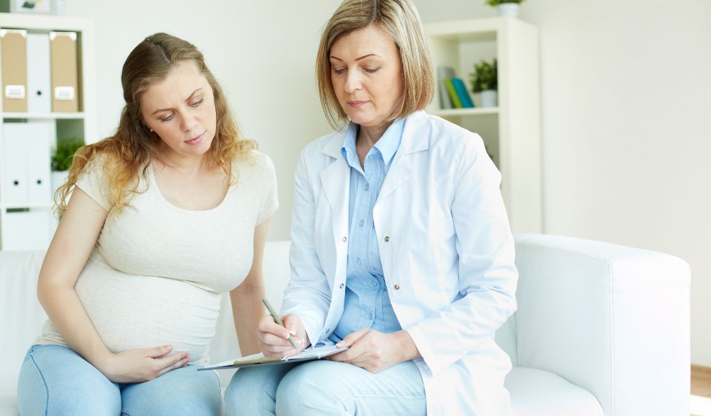 Tham khảo ý kiến bác sĩ trước khi quyết định có nên nặn sữa non khi mang thai hay không