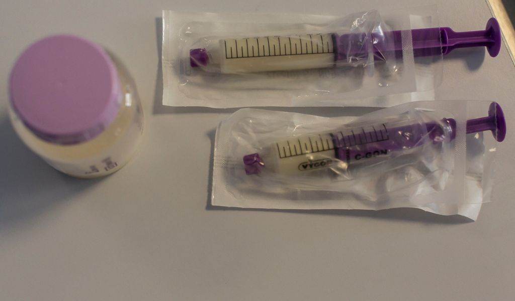 Cho ống tiêm chứa sữa non vào túi zip trước khi cho vào ngăn đá