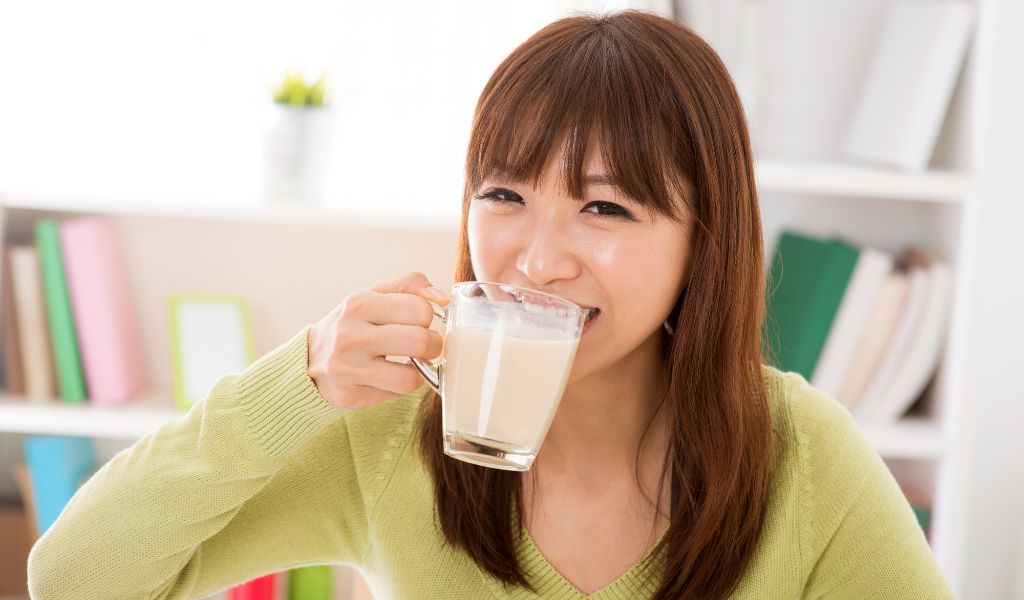 Nữ giới uống sữa đậu nành có tốt không còn tùy thuộc vào cách mỗi người sử dụng