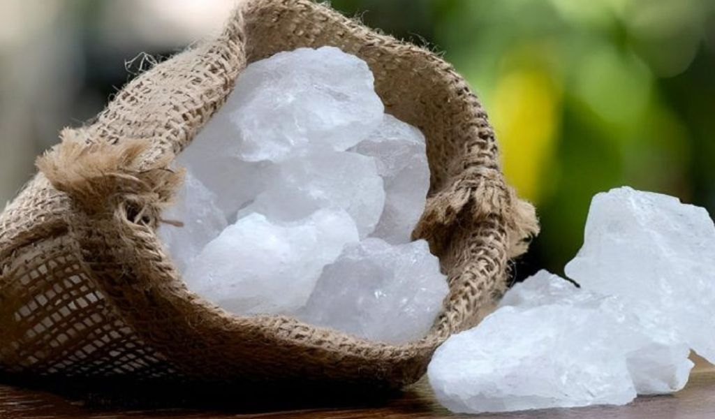 Phèn chua là muối sunfat kali nhôm, thường ở dạng tinh thể trắng trong hoặc trắng đục