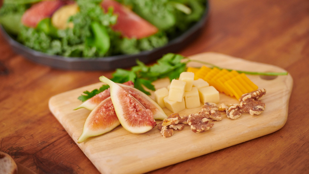 Quả sung Mỹ có thể dùng tươi kèm phô mai như món ăn vặt phổ biến