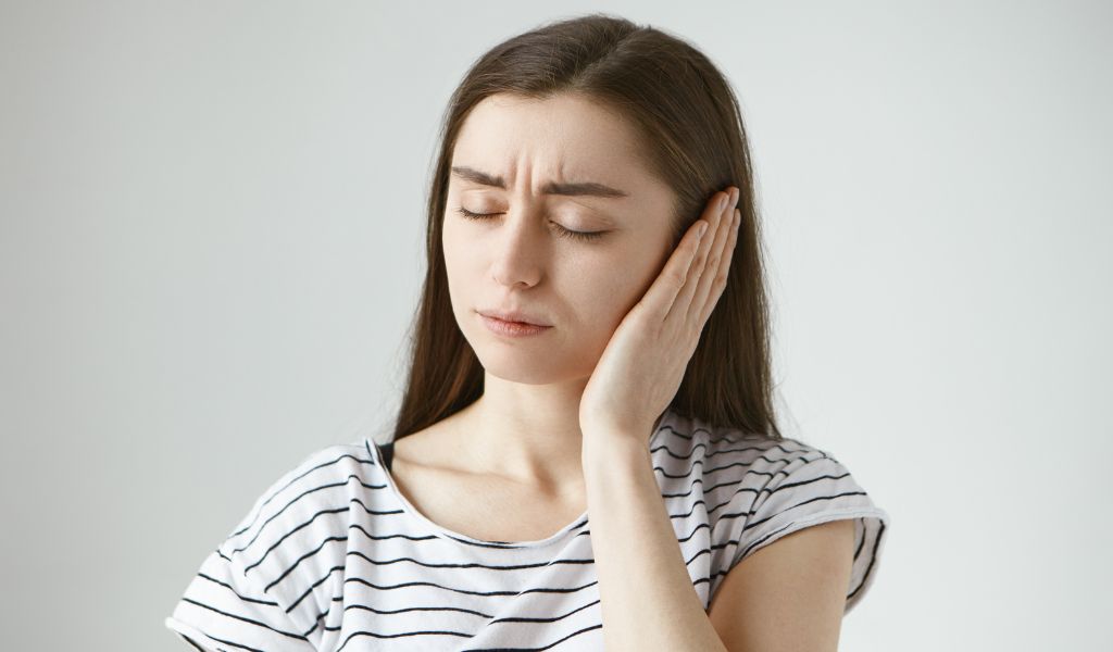 Đau do quai bị thường là đau lan tỏa từ mang tai xuống hàm, cổ và tai