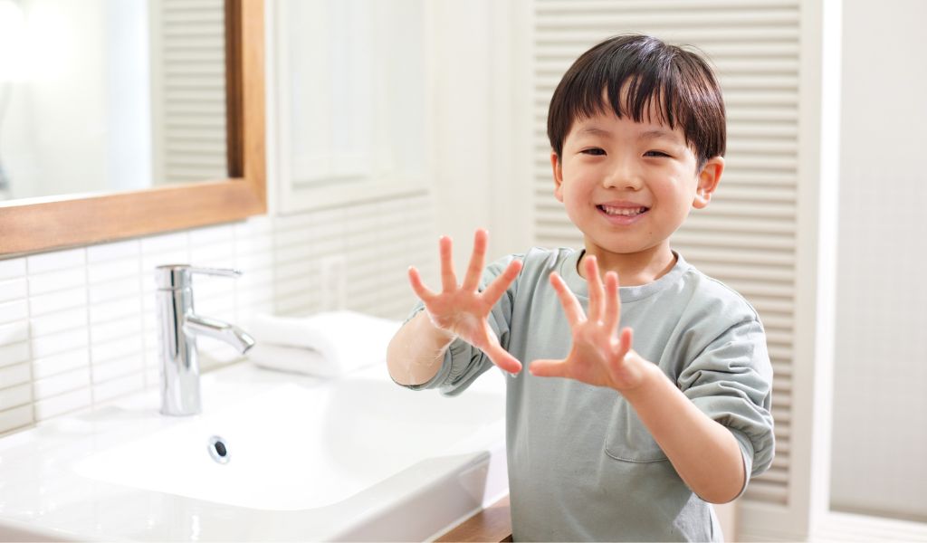 Hình ảnh minh họa một trong các bước rửa tay cho trẻ mầm non theo chuẩn Bộ Y tế