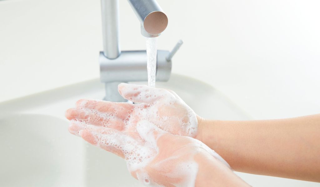 Nên sử dụng nước sạch và xà phòng diệt khuẩn dịu nhẹ, không gây kích ứng da tay của trẻ