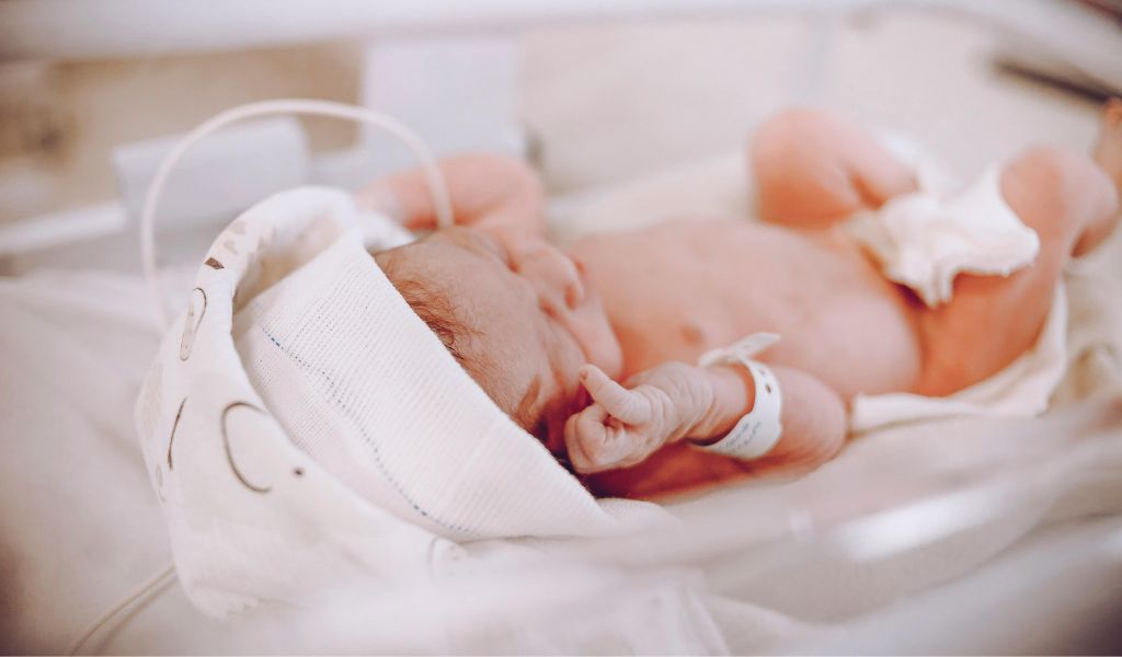 Suy giáp thoáng qua ở trẻ sơ sinh là tình trạng thiếu hụt hormone giáp trong thời gian ngắn sau sinh