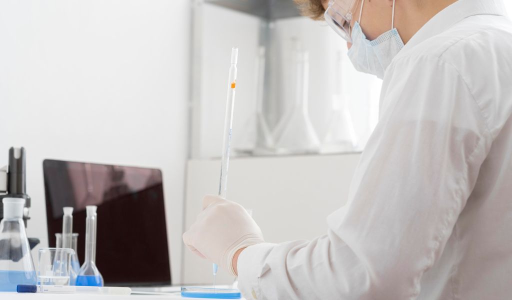 Nghiên cứu da liễu trong phòng thí nghiệm giúp quan sát phản ứng sinh học của tế bào da