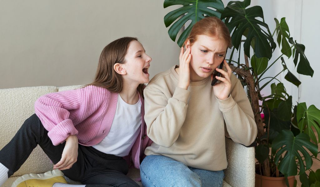 Trẻ bị ADHD không thể ngồi yên, thường gây ồn ào trong hoàn cảnh không phù hợp