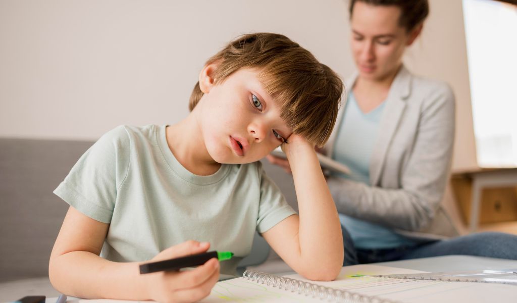 Khó tập trung vào các chi tiết nhỏ, dễ lơ đãng khi học tập là một trong các dấu hiệu trẻ bị tăng động