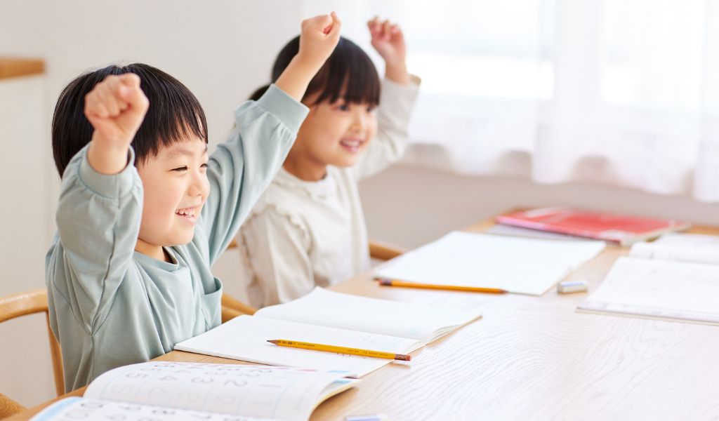 Tạo điều kiện cho trẻ sinh hoạt nhóm hoặc hoạt động ngoài trời để giải phóng năng lượng