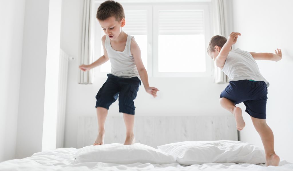 Bé liên tục chạy nhảy, leo trèo ngay cả khi ăn hoặc lúc chuẩn bị đi ngủ