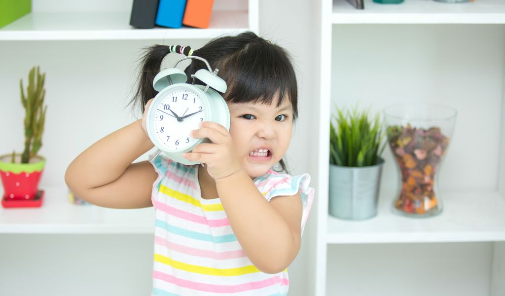 Dễ khóc lóc hoặc nổi giận đột ngột có thể là dấu hiệu bé bị tăng động dưới 2 tuổi