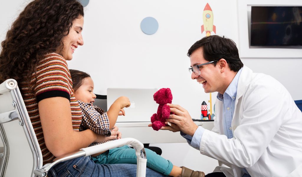 Cha mẹ nên chủ động đưa trẻ đến cơ sở y tế uy tín để được tư vấn và theo dõi phù hợp