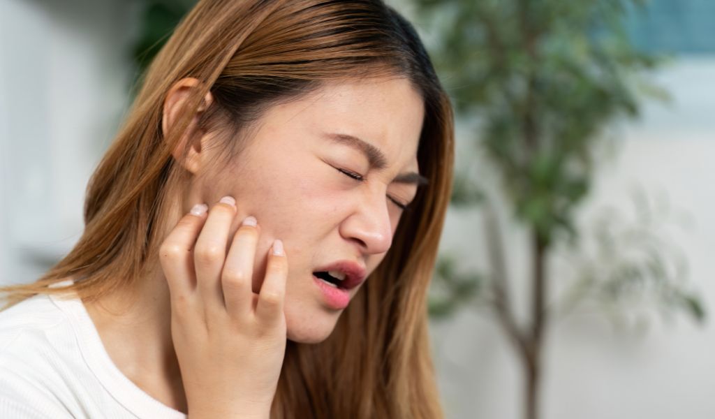 Bị tê nửa mặt bên phải khiến người bệnh khó kiểm soát vận động các cơ mặt