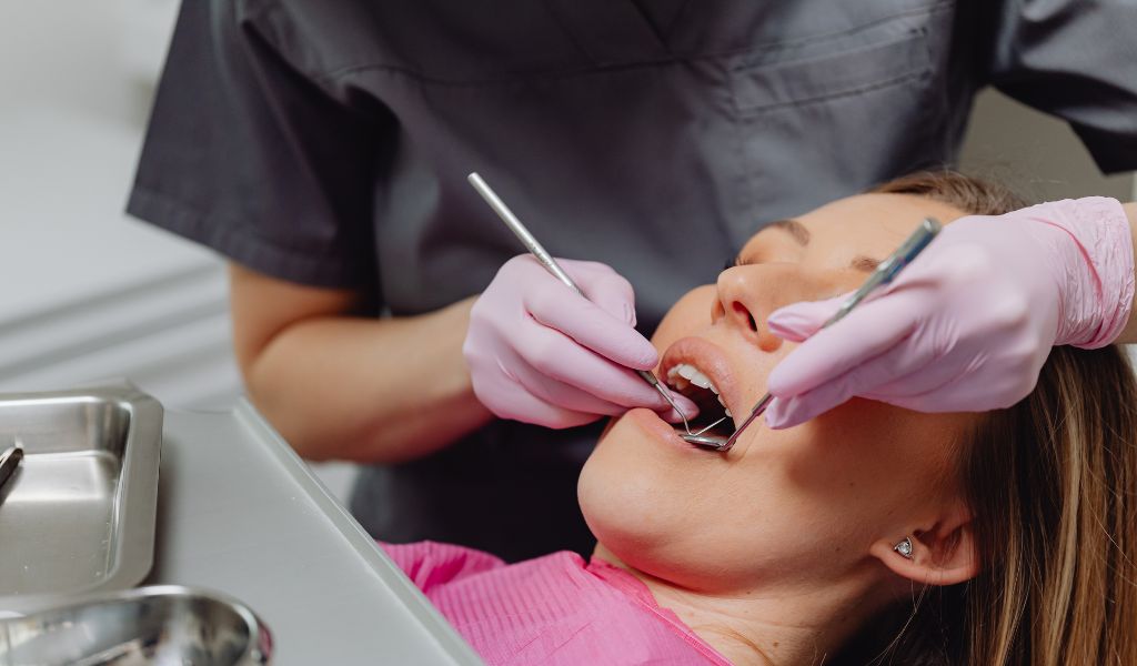 Phẫu thuật răng hoặc chấn thương vùng mặt có thể gây tê nửa mặt bên phải