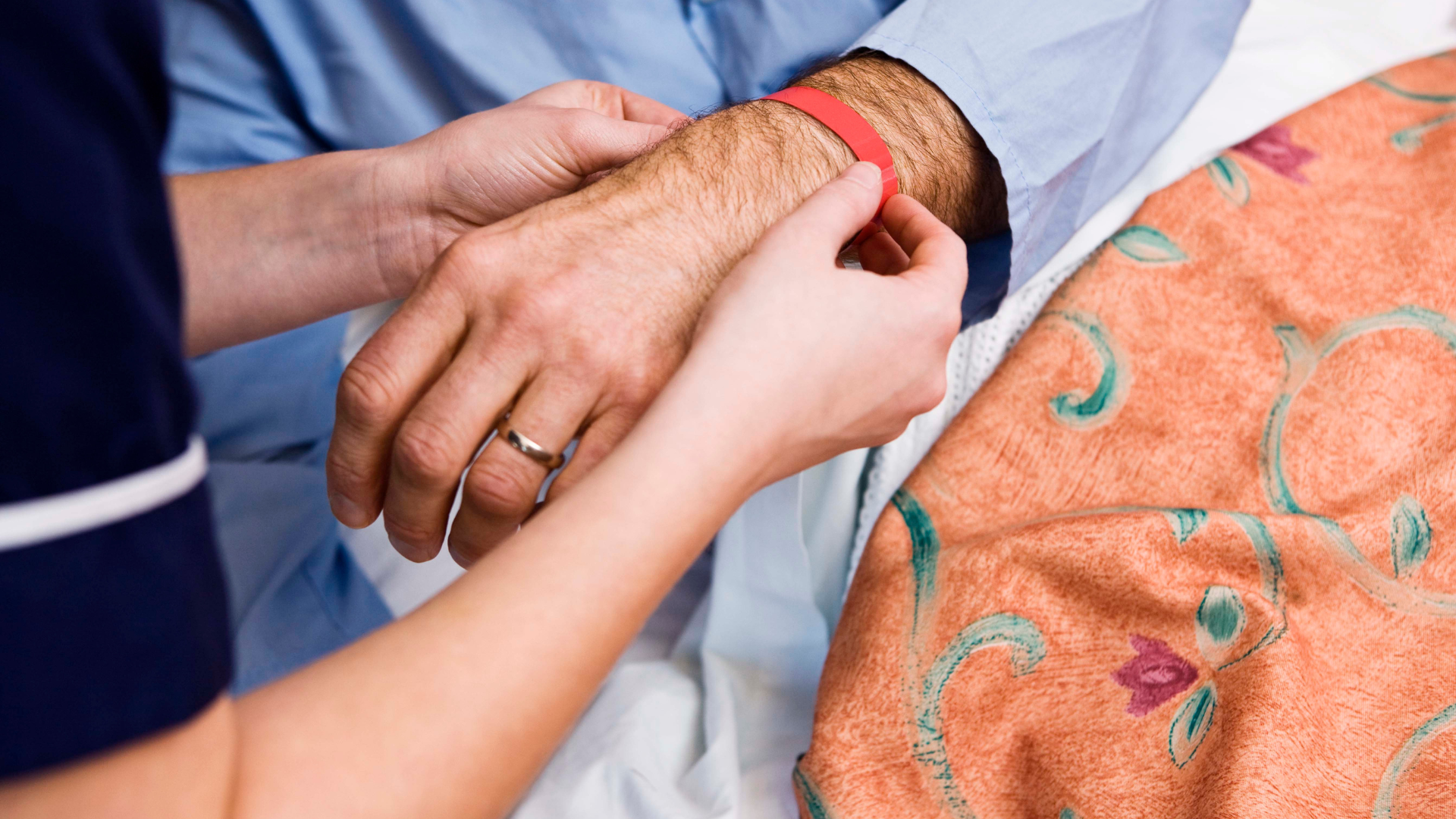 Đeo vòng cảnh báo y tế giúp hỗ trợ xử trí kịp thời trong tình huống khẩn cấp