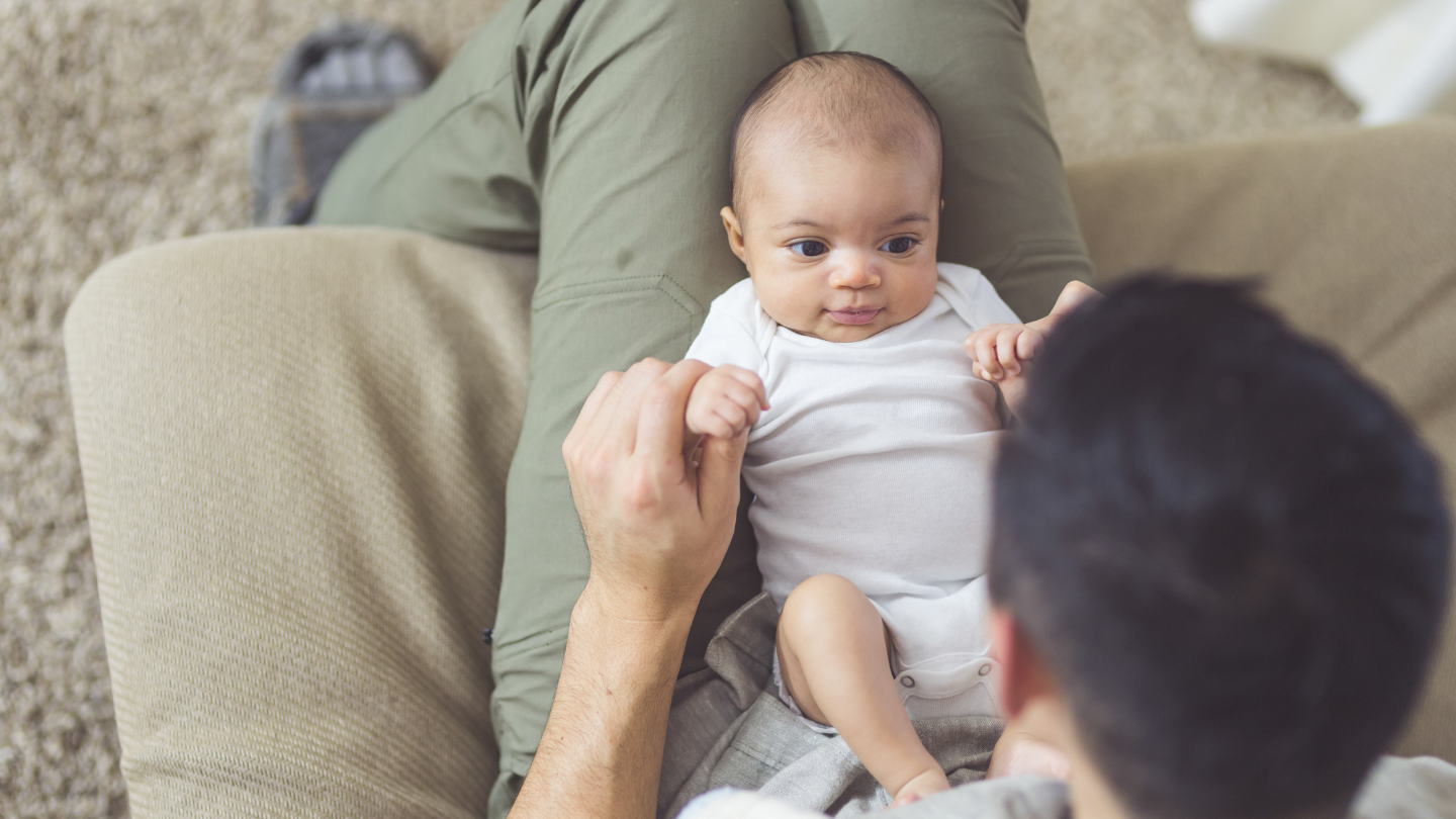 Trẻ sốt tay chân lạnh có nên đi tất không? Cách chăm sóc trẻ bị sốt 3
