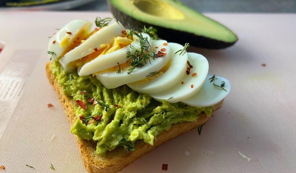 Quả bơ là thực phẩm lý tưởng để trả lời cho thắc mắc “Thiếu vitamin K nên ăn gì?”