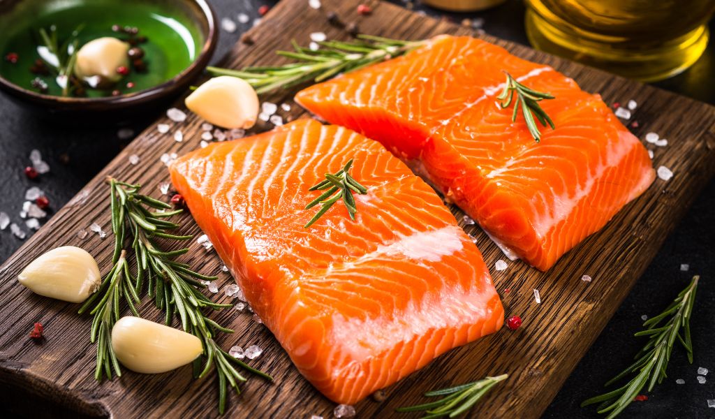 Cá hồi, cá ngừ hay tôm chứa vitamin K cùng omega-3 có lợi cho tim mạch