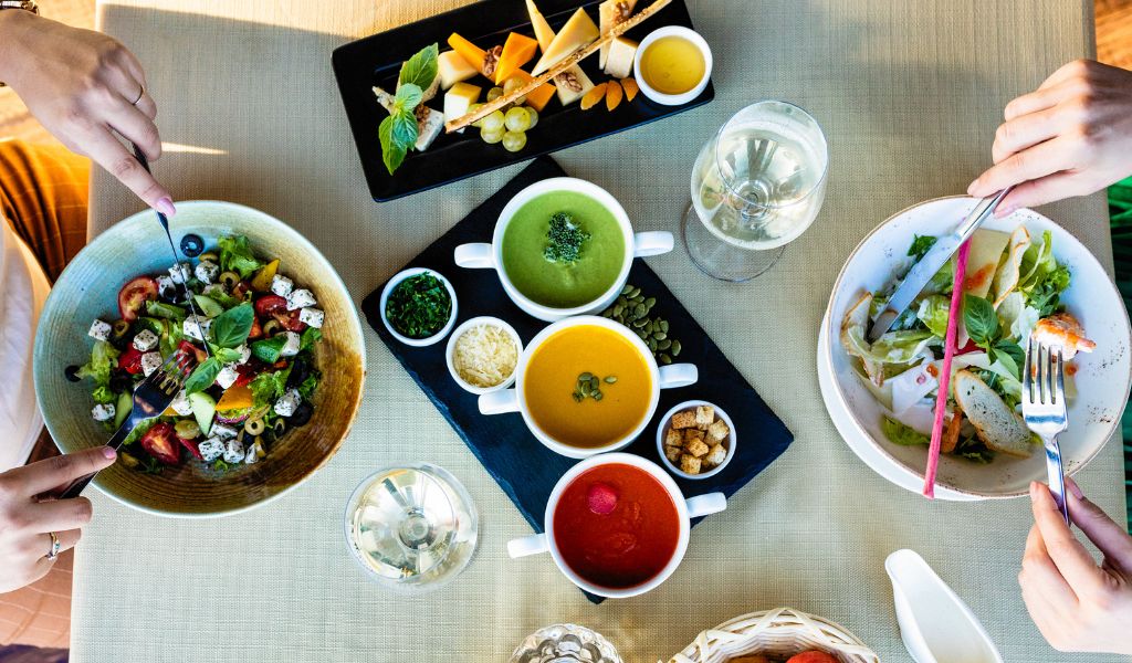 Cân bằng dinh dưỡng bằng cách kết hợp thực phẩm giàu vitamin K với các nhóm dinh dưỡng khác