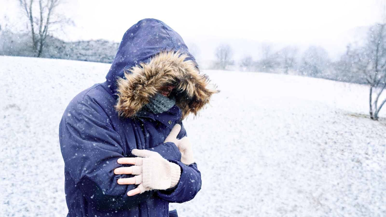 Thời tiết lạnh, tắm nước nóng và xà phòng mạnh dễ làm da nứt nẻ và viêm