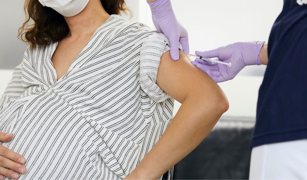 Vắc xin RSV đã được cấp phép tiêm cho thai phụ nhằm tối ưu truyền kháng thể cho trẻ và giảm nguy cơ sinh non