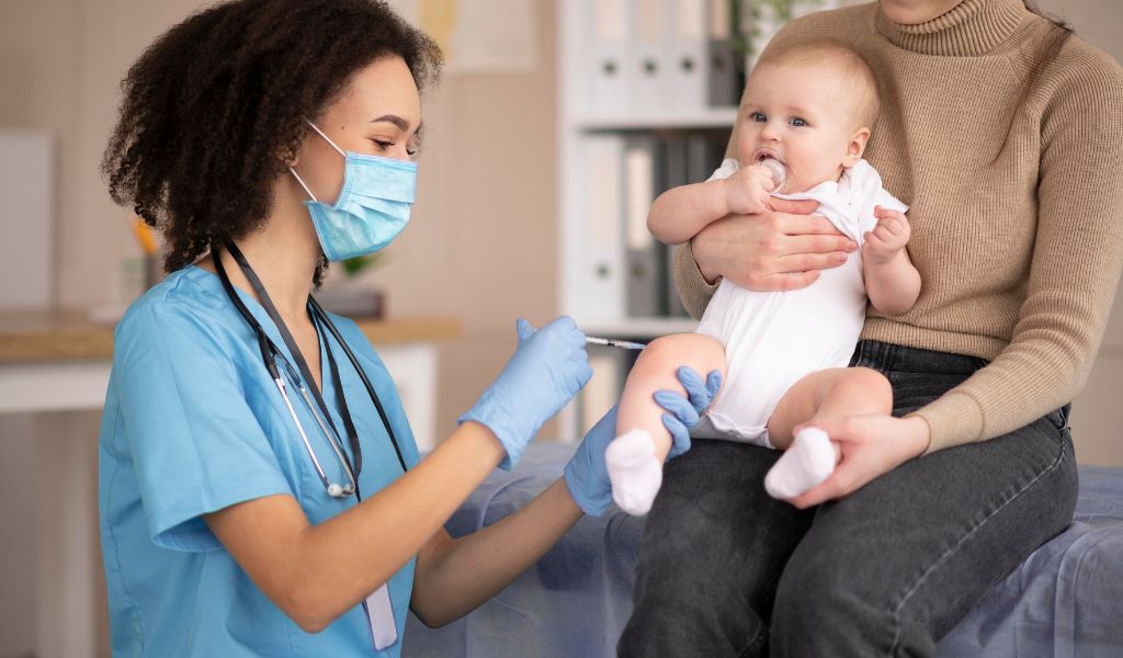 Bé khỏe mạnh hơn khi hoàn thành đủ bốn mũi vắc xin 6 trong 1 từ 6 đến 24 tháng tuổi