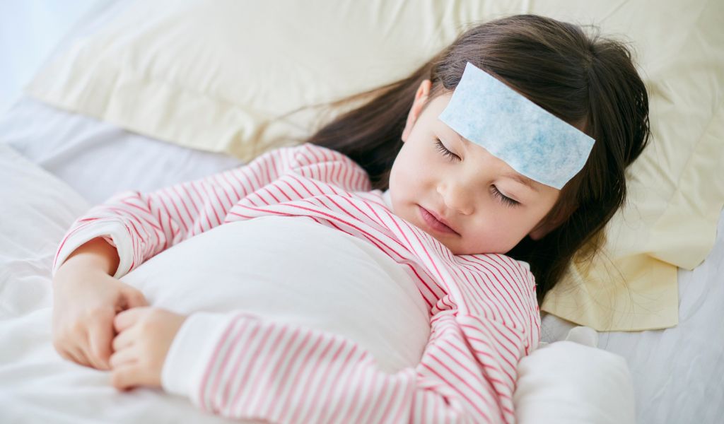 Đảm bảo trẻ không bị sốt cao, không mắc các bệnh nhiễm trùng cấp tính trước khi tiêm