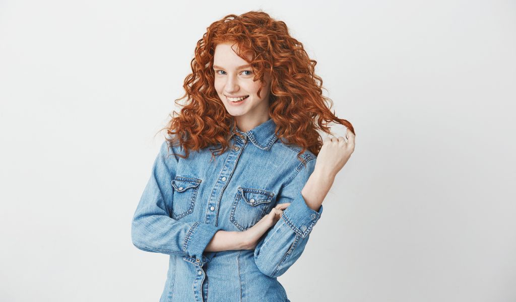 Mái tóc xoăn tự nhiên thể hiện đặc điểm di truyền trội nổi bật