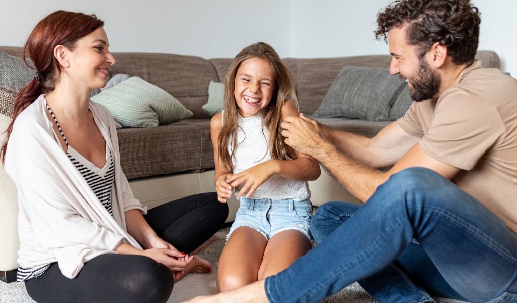 Hình ảnh gia đình với thành viên tóc xoăn và tóc thẳng