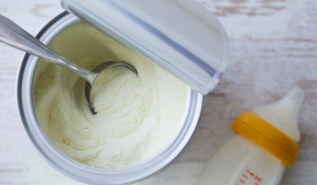 Trẻ 2 tháng tuổi đi ngoài màu xanh rêu có thể do dị ứng hoặc không dung nạp lactose