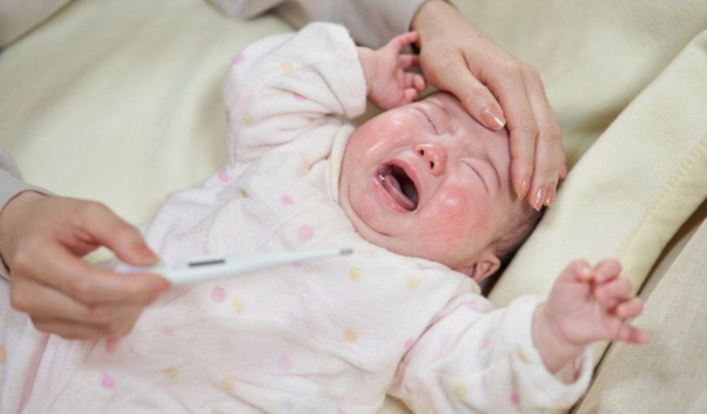 Trẻ sốt, bỏ bú, đi phân xanh kéo dài có thể liên quan đến các bệnh lý tiêu hóa