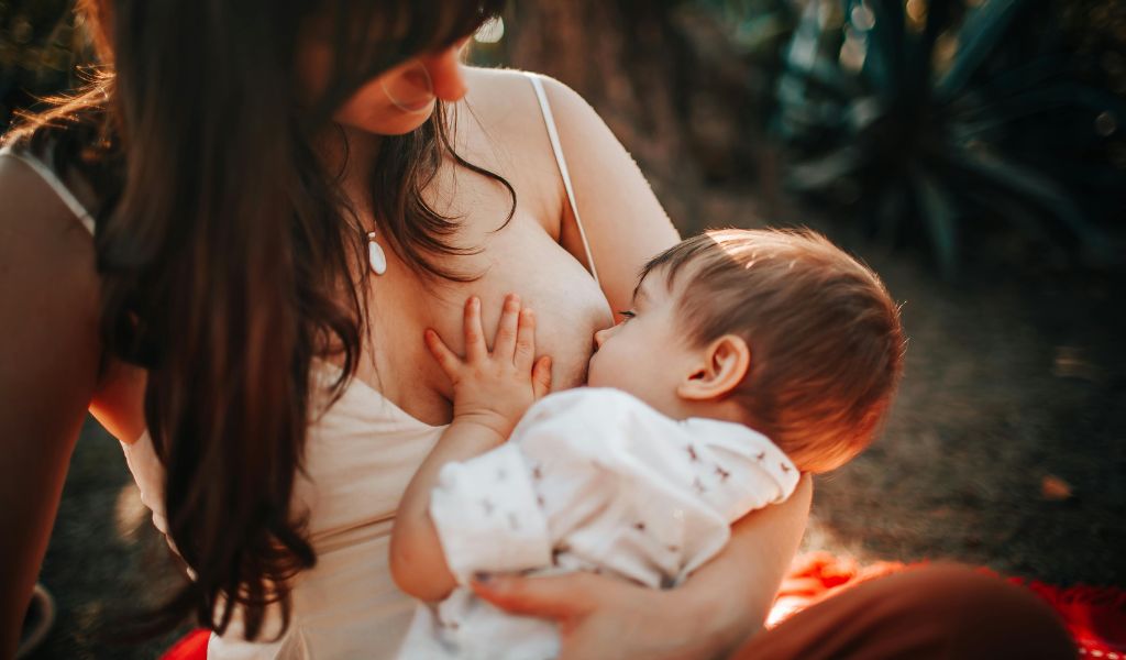 Mẹ nên cho trẻ bú cạn một bên ngực trước khi đổi bên để bé nhận đủ sữa cuối