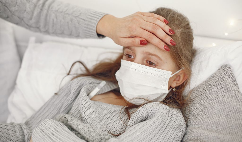 Theo dõi thân nhiệt thường xuyên để nhận biết sớm dấu hiệu bất thường và xử trí kịp thời