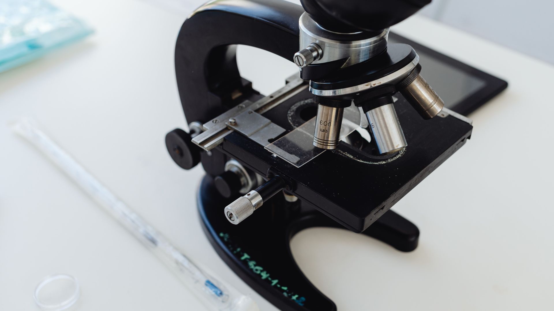 Soi tươi dịch tiết được sử dụng để quan sát trực tiếp ký sinh trùng di động trong dịch âm đạo hoặc niệu đạo