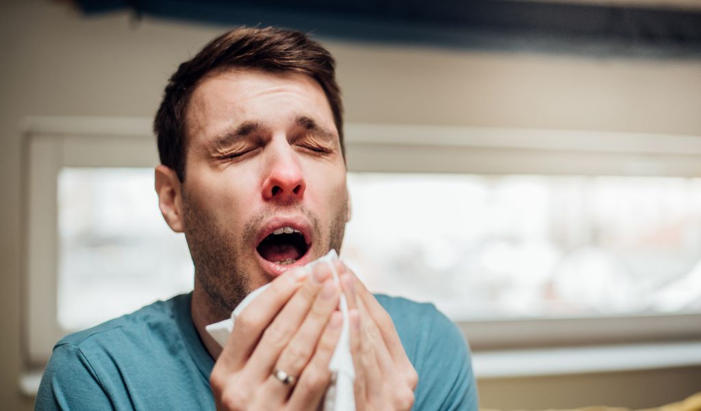 Mycobacterium leprae chủ yếu lây qua giọt bắn khi người bệnh ho, hắt hơi