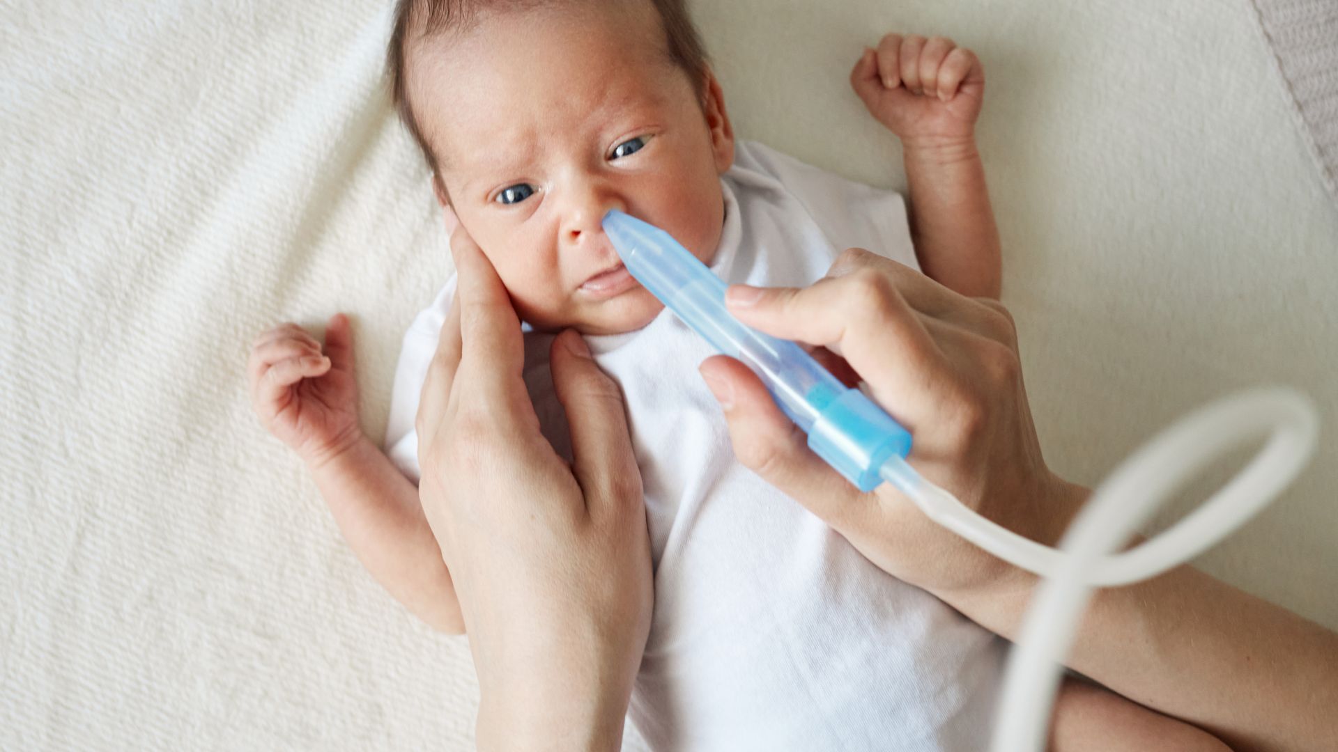 Giữ vệ sinh mũi họng hằng ngày bằng dung dịch nước muối phù hợp để làm sạch dịch tiết và hạn chế vi sinh vật gây bệnh