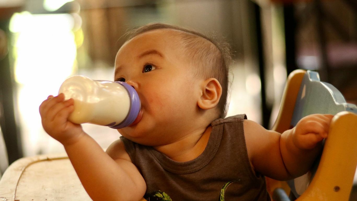 Trẻ sơ sinh uống bao nhiêu ml sữa một lần? 1