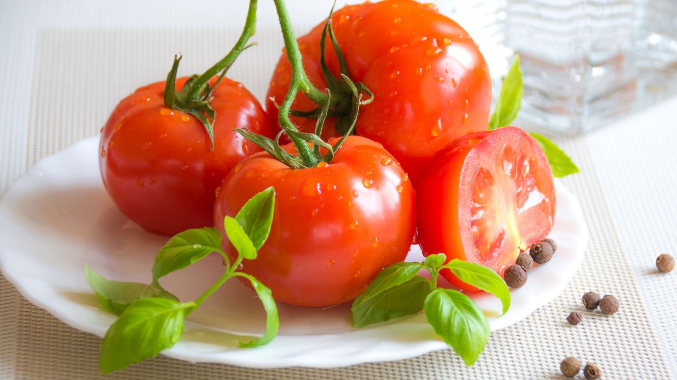 Mẹ bầu 3 tháng đầu ăn cà chua sống được không? 1