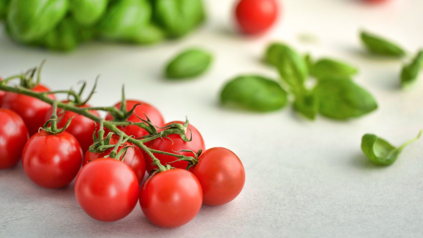 Mẹ bầu 3 tháng đầu ăn cà chua sống được không? 4