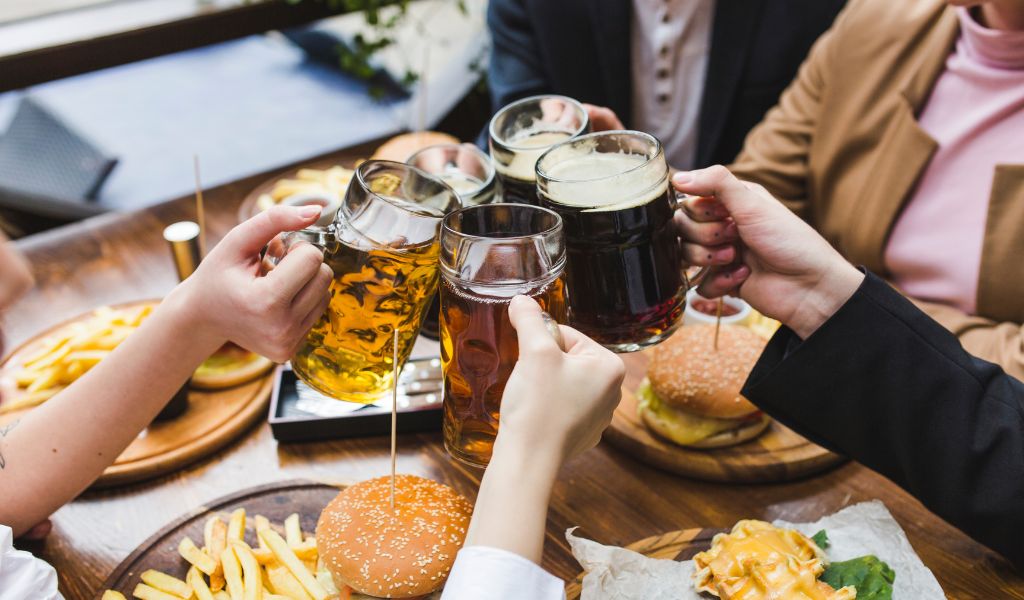 Thói quen uống rượu bia thường xuyên và chế độ ăn không lành mạnh làm tăng nguy cơ viêm gan do rượu